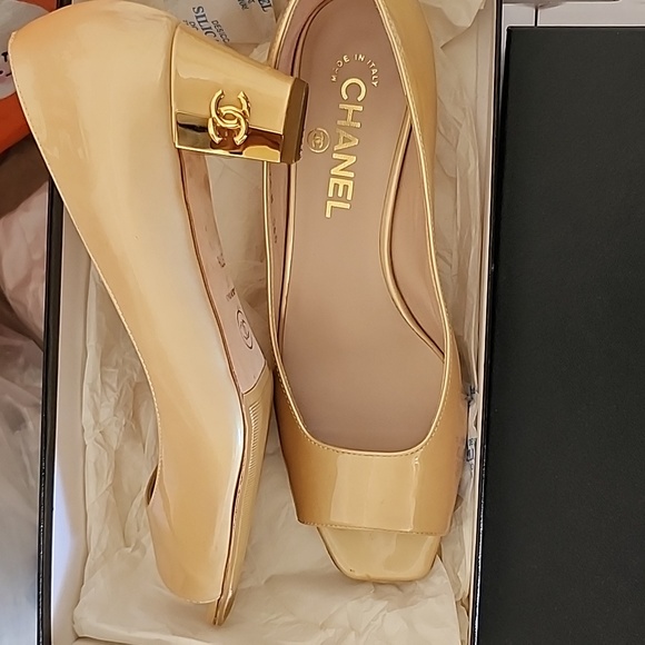 Chanel gold CC logo patent leather pumps - Picture 1 of 9